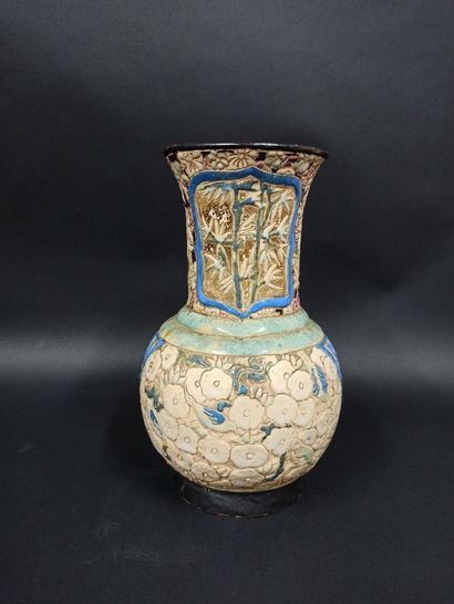 null Ceramic vase with polychrome glazed decoration of birds and flowers.

Vietnam,...