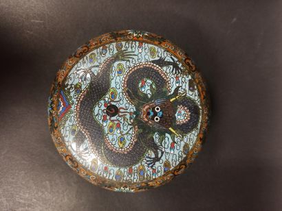 null Lenticular box in copper alloy and polychrome cloisonné enamels decorated with...