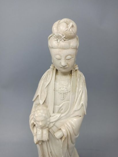 null CHINE - XXème siècle

Guanine en porcelaine émaillée blanche tenant sous son...