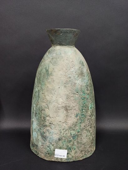 null Important temple bell in bronze with green patina, conical shape.

Vietnam,...