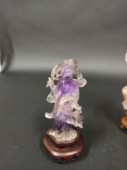 null Lot including: 

- Guanine in amethyst with base, H. 9 cm

Rose quartz guanine...