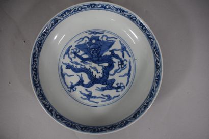  CHINE, XXème siècle 
Assiette en porcelaine à décor en bleu sous couverte d'un dragon...
