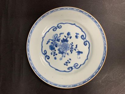 null CHINA - JAPAN

Lot of 18th and 19th century porcelain including:

- 7 plates...