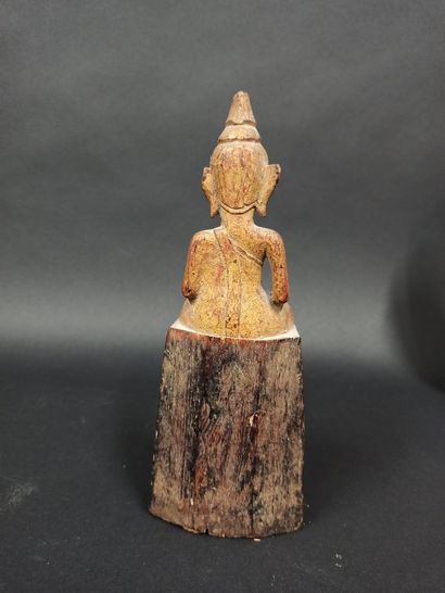null Bouddha en bois laqué rouge et or sur une base triangulaire.

Laos

H. 20 c...