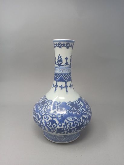 null Meeting of two porcelain vases with blue and white decoration of scrolls and...