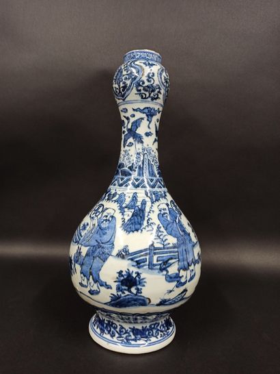 null Vase dit tête d'ail en porcelaine à décor bleu sous couverte de sages tenant...