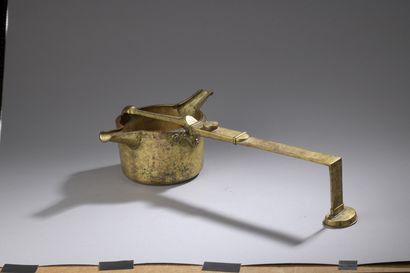 null JAPAN - EDO period (1603 - 1868)

Ritual ladle with two spouts in gilt copper...