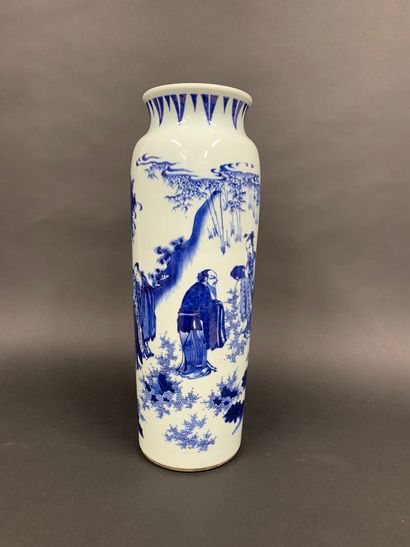  Grand vase en porcelaine blanche et bleue à décor de personnage 
Chine XXème, style...