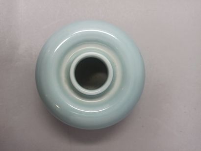 null Petit vase à panse globulaire en porcelaine bleu céladon.

Porte une marque...