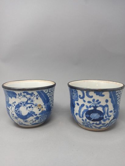 null Paire de petits cache-pots en porcelaine bleu blanc à décor de branchages de...