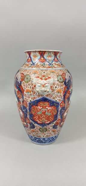 null JAPAN, Imari - MEIJI period (1868 - 1912)

Porcelain baluster vase decorated...