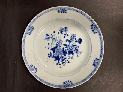 null CHINA - JAPAN

Lot of 18th and 19th century porcelain including:

- 7 plates...