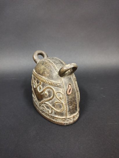 null Elephant bell in bronze with chased decoration of interlacing heart-shaped Indonesia

H....