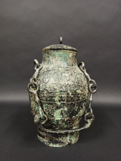 Vase rituel en bronze à décor en léger relief...