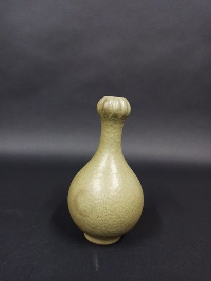 null Small vase head of garlic in porcelain with cover known as tea powder. 

19th...