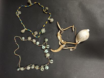null Ensemble de deux colliers à clochettes avec élément de réemploi

Perles colorées,...