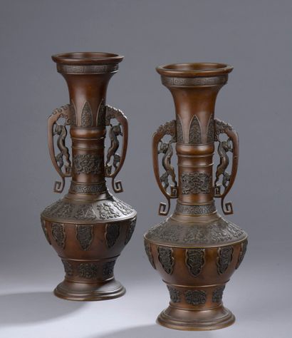 null JAPAN - Early XXth century

Pair of low-bodied vases with high necks in bronze...