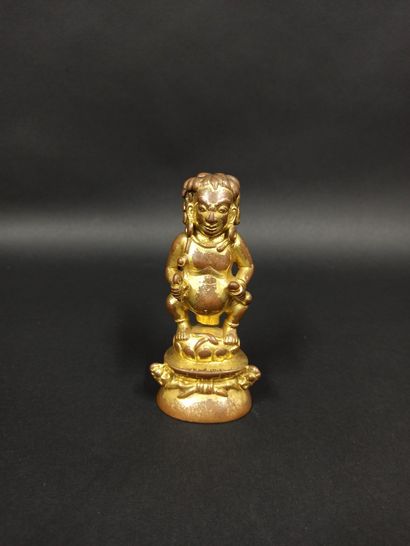 null Petit personnage en bronze laqué or.

Chine

H. 13 cm