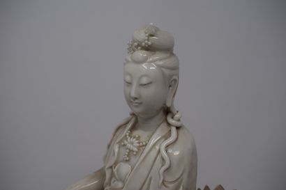 null CHINE - Début XXème siècle.

Statuette en blanc de Chine représentant une guanine...