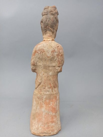 null CHINA - TANG period (618-907)

Terra cotta statuette with traces of polychromy...