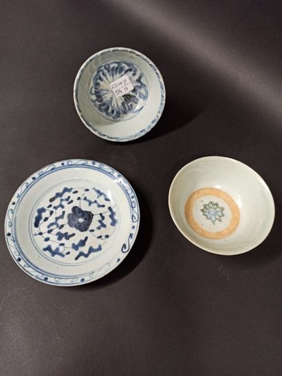 null Réunion d'une coupelle et de deux bols en porcelaine à décor en bleu sous couverte...