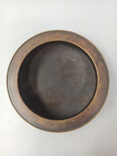 null Tripod perfume burner in bronze with brown patina.

Mark on the bottom

China,...