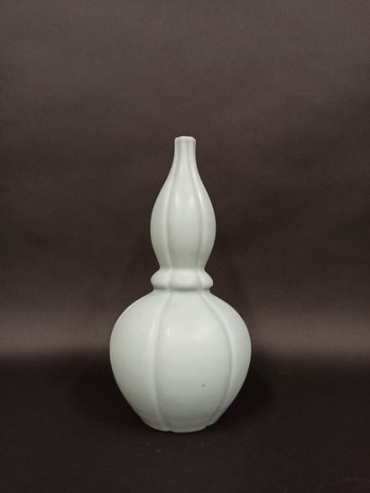 Grand vase bleu en porcelaine en forme de...