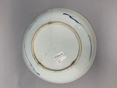 null Grande assiette légèrement creuse en porcelaine, à décor Imari.

Diam. : 25.30...