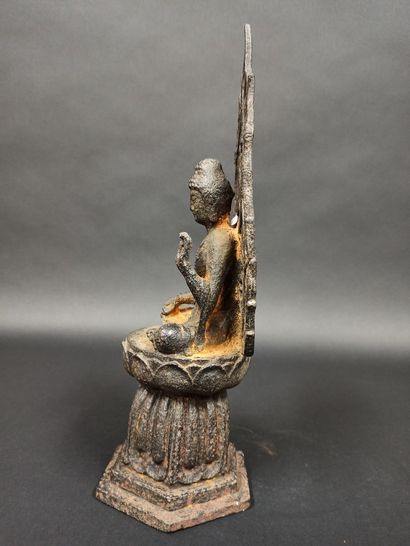 null Stèle funéraire en fonte de fer représentant un buddha assis sur une base en...
