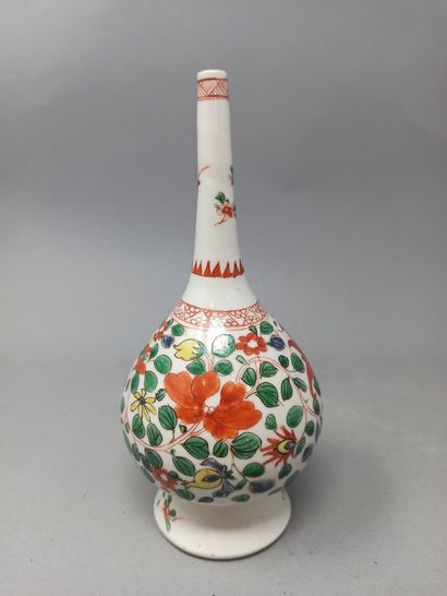 null Bottle with long narrow neck on pedestal in porcelain with enamelled polychrome...