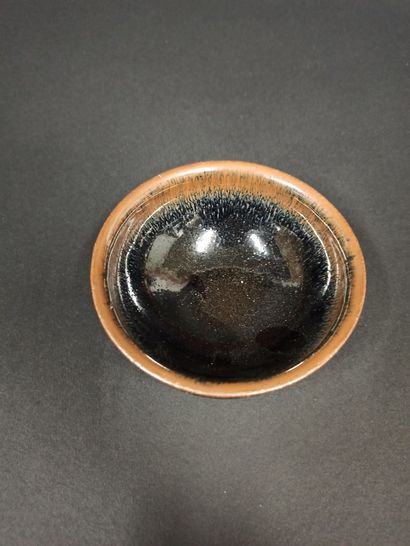 null Temoku" tea bowl with hare fur decoration

Brown glazed terra cotta

China,...