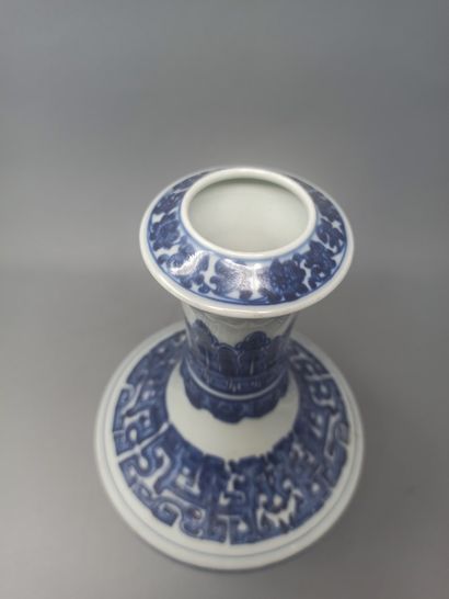null Réunion de deux vases en porcelaine à décor bleu blanc de rinceaux et chauve-souris...