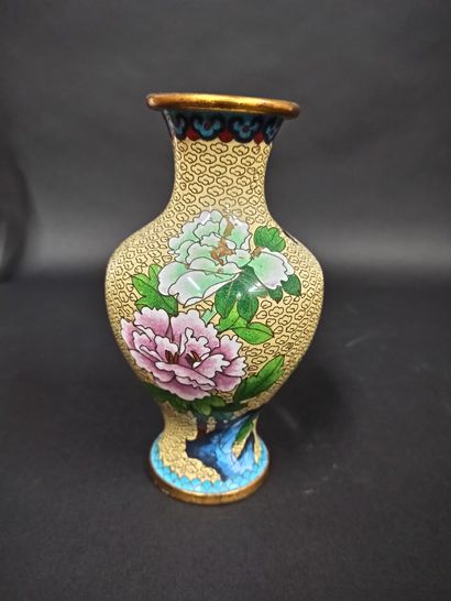 null Vase of baluster form out of copper and enamels cloisonnés polychrome with decoration...