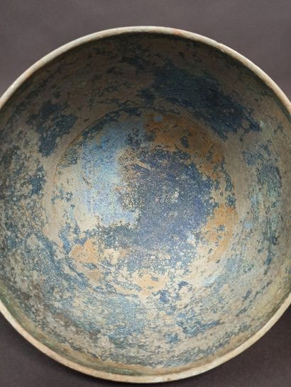 null Bowl in bronze with patina of excavation, 

Probably Louristan (currently in...