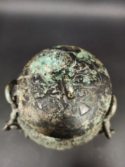 null Ritual vase in bronze decorated in light relief with mythical animals.

Apocryphal...