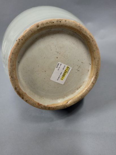 null CHINA, Canton - 20th century

Celadon enamelled porcelain baluster vase, decorated...