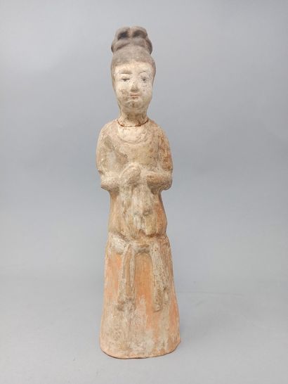 null CHINA - TANG period (618-907)

Terra cotta statuette with traces of polychromy...