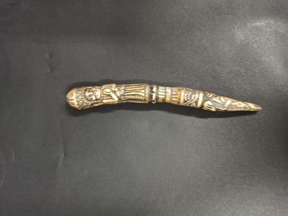 null Phurbu bone dagger.

Tibet (In the taste of)

L. 19 cm