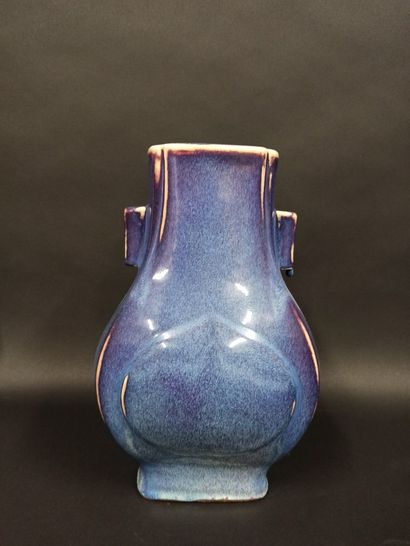 null Vase HU in porcelain enamelled with blue hare fur.

China XXth century 

H....