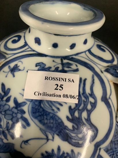  Kendi en porcelaine à décor bleu blanc de frises de poisson et phoenix. 
Chine XXème....