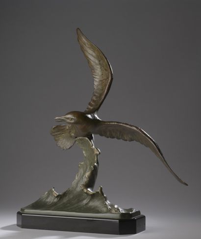null GUY E., XXth century

Seagull with a wave

bronze with greenish brown patina...