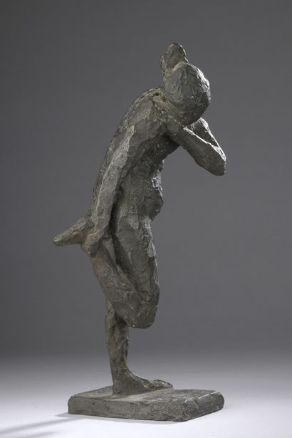 null KOCH Erich, 1924-2014

Nude holding his leg, 1954

black patina bronze, lost...