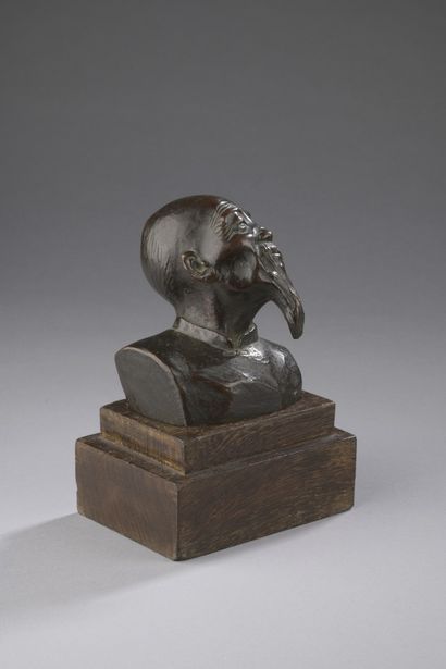null HAUCHECORNE Gaston, 1880-1945

Chinois levant la tête

bronze à patine brune...