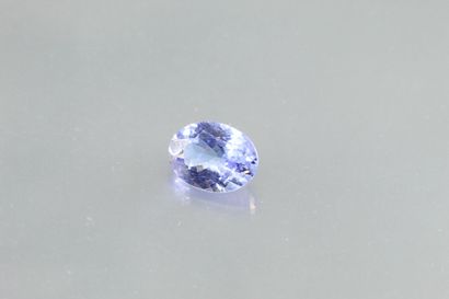 null Oval Tanzanite on paper.

Weight : 1, 26 cts.