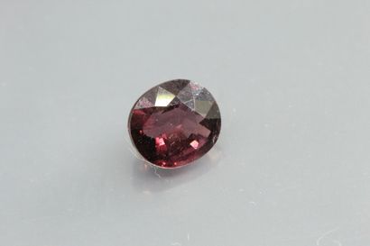 null Pink tourmaline/violet cushion on paper.

Weight : 2, 22 cts.