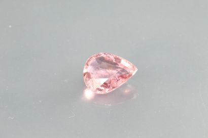 null Tourmaline rose poire sur papier.

Poids : 2, 16 cts. 

Plans de décollemen...