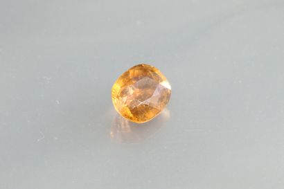 null Oval orange tourmaline on paper. 

Weight: 2, 35 cts. 

Scratches.