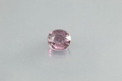 null Pink tourmaline oval on paper.

Weight : 1, 54 cts.