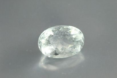 null Oval aquamarine on paper.

Weight : 5, 61 cts.