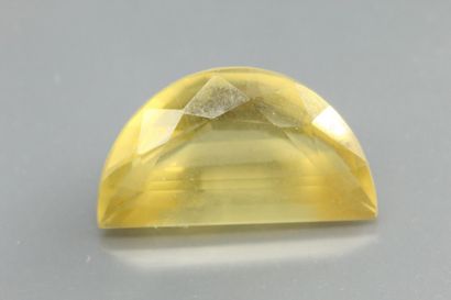 null Yellow quartz - Citrine faceted (half-moon) on paper. 

Weight : 9, 96 cts.